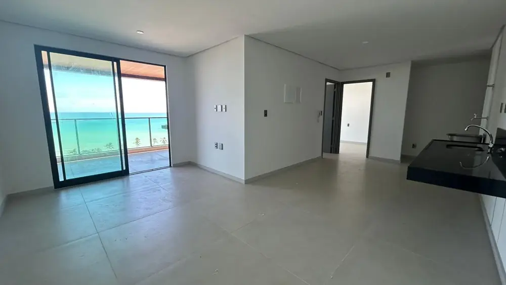 Sala integrada à varanda com vista para o mar